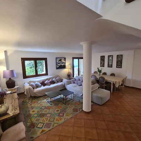 Jacelia Villa *