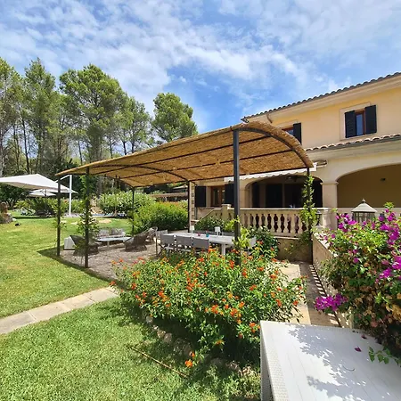 Jacelia Villa *